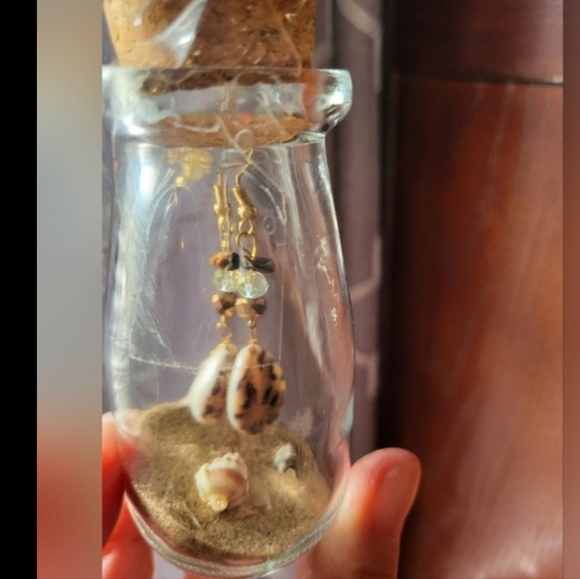 🛒🛍️💥Nwot handcrafted shell dangle earrings for pierced ears gold tone - Picture 1 of 4